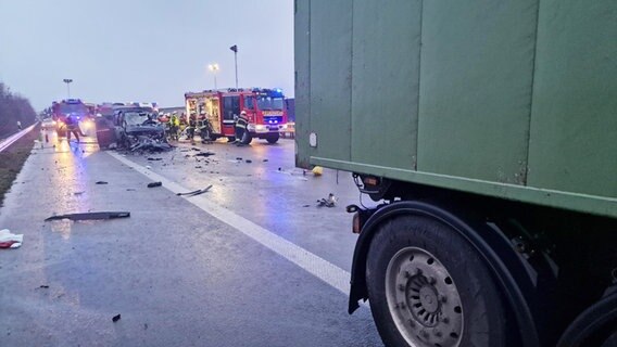 Rettungskräfte bei einem Unfall an einem Stauende auf der A1 © Nord-West-Media TV 