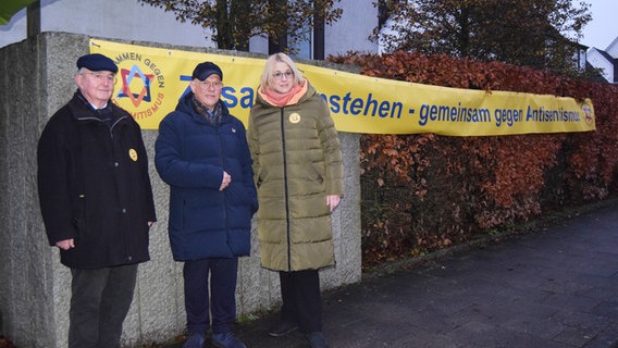 Initiator Reinhart Richter steht mit dem Leiter der jüdischen Gemeinde Osnabrück Michael Grünberg und Oberbürgermeisterin Katharina Pötter vor einer Synagoge in Osnabrück. © NDR Foto: Susanne Schäfer