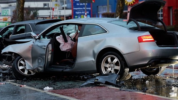 Zwei zerstörte Pkw stehen nach einem Zusammenstoß an einer Straße in Osnabrück. © Nord-West-Media TV 