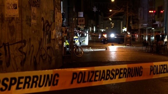 In der Innenstadt von Osnabrück ist ein Bereich mit Polizeiabsperrband gekennzeichnet. © Nord-West-Media TV 