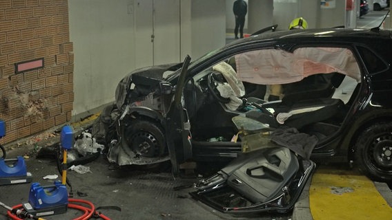 Ein Auto steht nach einem Unfall vor einer Mauer in einer Tiefgarage. © tv7news 