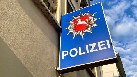 Ein Schild an einer Polizeiwache © NDR Foto: Oliver Gressieker