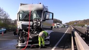 Ein Lkw-Gespann nach einem Unfall auf der A1 bei Osnabrück © Nord-West-Media TV 