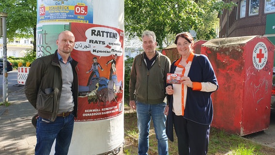 Gerhard Meyering (Sprecher der Stadt Osnabrück, l.), Heiko Brosig (Ordnungsbehördlicher Umweltschutz Stadt Osnabrück) und Brigitte Strathmann (Leiterin Fachbereich Umwelt Stadt Osnabrück) Gerhard Meyering (Sprecher der Stadt Osnabrück, l.), Heiko Brosig (Ordnungsbehördlicher Umweltschutz Stadt Osnabrück) und Brigitte Strathmann (Leiterin Fachbereich Umwelt Stadt Osnabrück) © NDR Foto: Susanne Schäfer