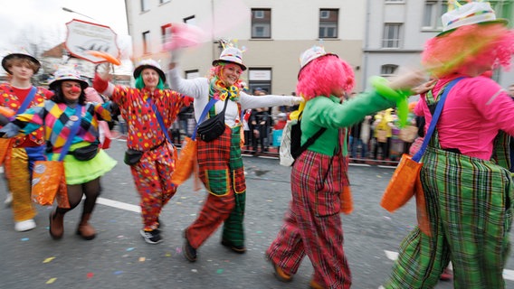 Als Clowns verkleidete Karnevalisten feiern beim 46. traditionellen Karnevalsumzug "Ossensamstag" ihren Straßenkarneval. © dpa-Bildfunk Foto: Friso Gentsch