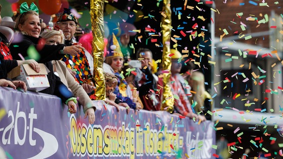 Karnevalisten feiern beim 46. traditionellen Karnevalsumzug "Ossensamstag" auf einem Wagen. © dpa-Bildfunk Foto: Friso Gentsch