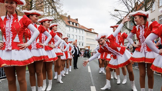 Eine Tanzgarde tritt auf beim 46. traditionellen Karnevalsumzug "Ossensamstag" auf einem Wagen. © dpa-Bildfunk Foto: Friso Gentsch