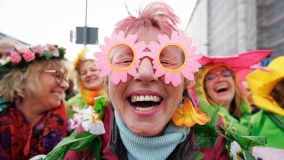 Als Blumen verkleidete Karnevalisten feiern beim 46. traditionellen Karnevalsumzug "Ossensamstag" ihren Straßenkarneval. © dpa-Bildfunk Foto: Friso Gentsch