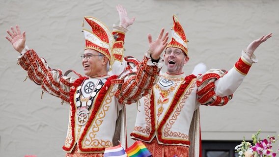 Das Stadtprinzenpaar Yut I. (Punnuruk) und Thomas I. (Wolf) steht auf einem Wagen beim 46. traditionellen Karnevalsumzug "Ossensamstag". © dpa-Bildfunk Foto: Friso Gentsch