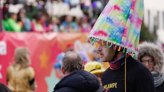 Ein als Lampe verkleideter Karnevalist feiert beim 46. traditionellen Karnevalsumzug "Ossensamstag" den Straßenkarneval. © dpa-Bildfunk Foto: Friso Gentsch