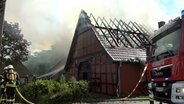 Feuerwehrleute versuchen ein brennendes Fachwerkgebäude in Ostercappeln zu löschen. © tv7news 