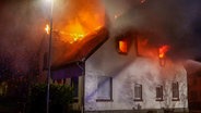 Ein Haus brennt in Ostercappeln © Nord-West-Media TV 