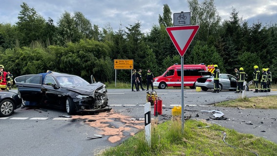 Drei stark demolierte Autos stehen nach einem Unfall an einer Straße in Papenburg. © dpa-Bildfunk / Stadt Papenburg - Feuerwehr 
