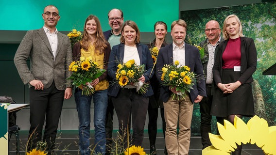 Der Landesvorsitzende der Grünen, Alaa Alhamwi, Anna Kura, Fraktionsvorsitzende im Landtag, Umweltminister Christian Meyer, Kultusministerin Julia Willie Hamburg, Landwirtschaftsministerin Miriam Staudte, Finanzminister Gerald Heere, Detlev Schulz-Hendel, Fraktionsvorsitzender der Grünen im Landtag, und die Landesvorsitzende Greta Garlichs posieren bei der Landesdelegiertenkonferenz von Bündnis 90/Die Grünen Niedersachsen in der Stadthalle in Osnabrück. © dpa Foto: Focke Strangmann