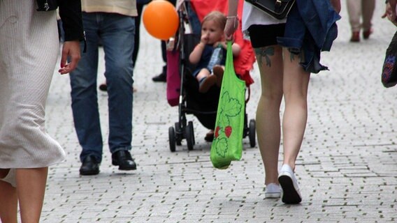 Eine weibliche Person trägt einen Jutebeutel durch die Innenstadt von Osnabrück. © NDR 