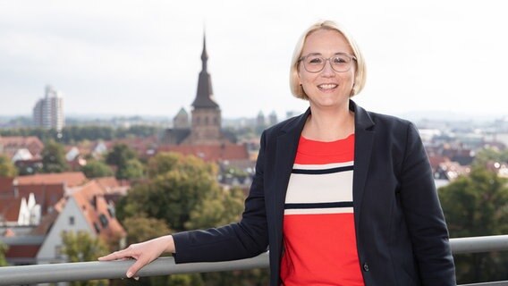 Katharina Pötter (CDU) steht auf dem Dach vom Stadthaus in Osnabrück. © dpa-Bildfunk Foto: Friso Gentsch