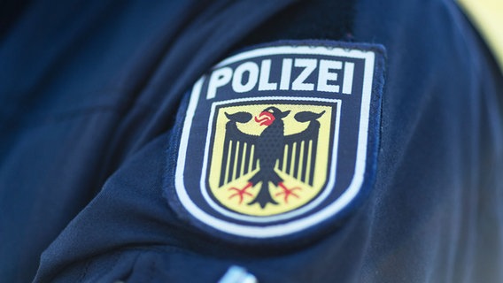 Wappen der Bundespolizei auf dem Ärmel einer Uniform. © picture alliance / Fotostand | Fotostand / Gelhot Foto: Fotostand / Gelhot