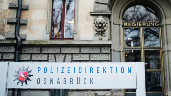 Blick auf den Eingang der Polizeidirektion Osnabrück. © NDR Foto: Julius Matuschik