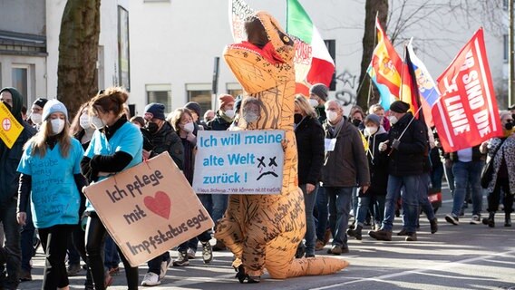 Menschen demonstrieren gegen die Maßnahmen zur Bekämpfung der Corona-Pandemie. © dpa-Bildfunk Foto: Friso Gentsch