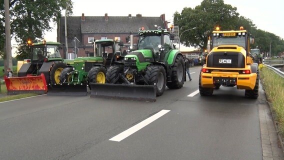 Traktoren blockieren eine Straße. © Nord-West-Media TV 