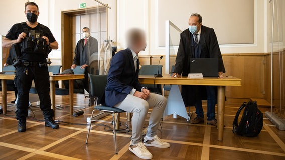Ein Angeklagter spricht im Sitzungssaal vom Landgericht Osnabrück mit seinem Verteidiger Marco Lund. © dpa-Bildfunk Foto: Friso Gentsch/dpa