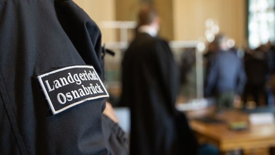 "Landgericht Osnabrück" steht auf dem Ärmel eines Justizbeamten. © dpa-Bildfunk Foto: Friso Gentsch/dpa
