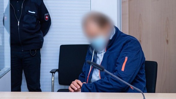 Ein Angeklagter sitzt in einem Gerichtssaal. © dpa-Bildfunk Foto: Gudio Kirchner