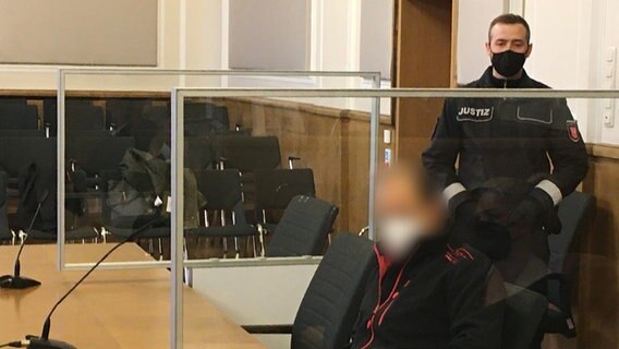 Osnabrück: Ein 54 Jahre alter Angeklagter sitzt im Schwurgerichtssaal des Landgerichts Osnabrück. © dpa Foto: Elmar Stephan