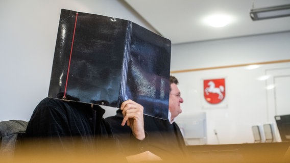 Ein Angeklagter in einem Prozess in einem Gerichtssaal. © picture alliance/dpa | Lino Mirgeler Foto: Lino Mirgeler