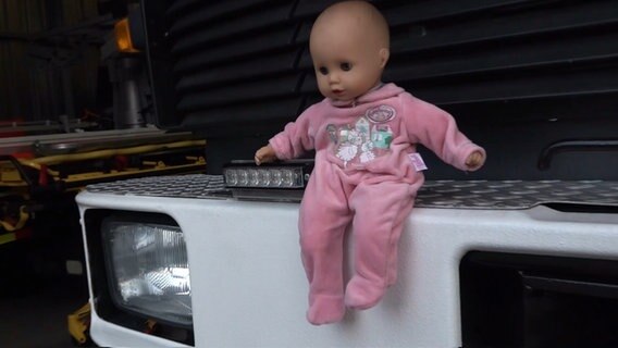 Eine Puppe sitzt auf einem Einsatzfahrzeug in Georgsmarienhütte. © Nord-West-Media TV 