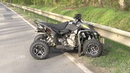 Ein Quad steht nach einem Unfall an einer Leitplanke an einer Straße. © Nord-West-Media TV 