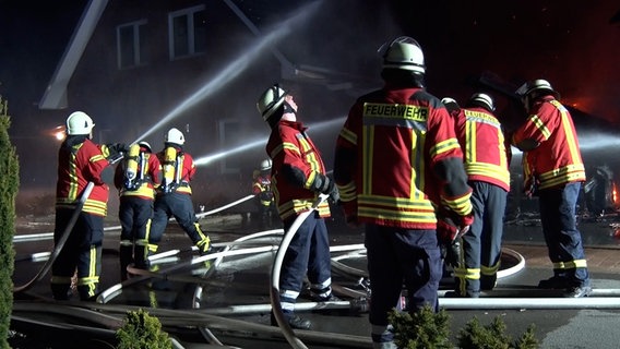 Feuerwehr löschen einen Brand in Quakenbrück in der Silvesternacht © Nord-West-Media TV 