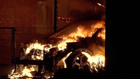 Ein brennendes Auto in Quakenbrück in der Silvesternacht © Nord-West-Media TV 