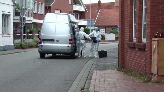 Ermittler der Polizei in weißen Overalls an einem Transporter in einer Straße in Quakenbrück © Nord-West-Media TV 