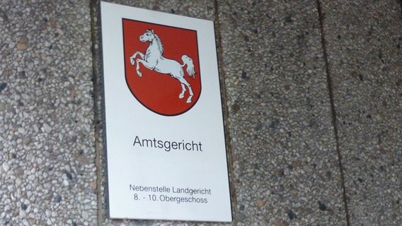Ein Schild weist auf das Amtsgericht in Osnabrück hin. Ein Schild weist auf das Amtsgericht in Osnabrück hin. © NDR Foto: Kerstin Staben