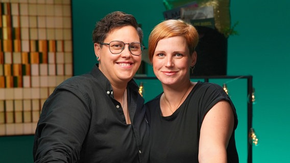 Die Pastorinnen und Ehepartner Ellen und Stefanie Radtke © Evangelisch-Lutherischer Kirchenkreis Osnabrück Foto: Privat