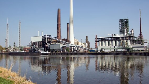 Die Erdöl-Raffinerie in Lingen © picture alliance/dpa Foto:  Friso Gentsch