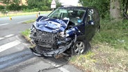 Ein Pkw steht nach einem Unfall an einer Kreuzung. © Nord-West-Media TV 