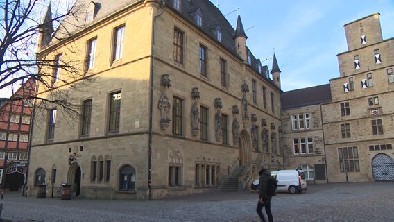 Blick von der Seite auf das Rathaus in Osnabrück. © NDR 