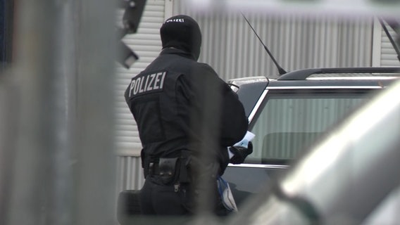 Ein Polizist durchsucht ein Gelände. © aktuell24 