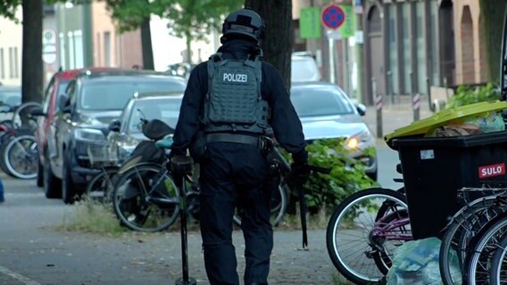 Ein Polizist bei einem internationalen Polizeieinsatz in Osnabrück © TV7NEWS 