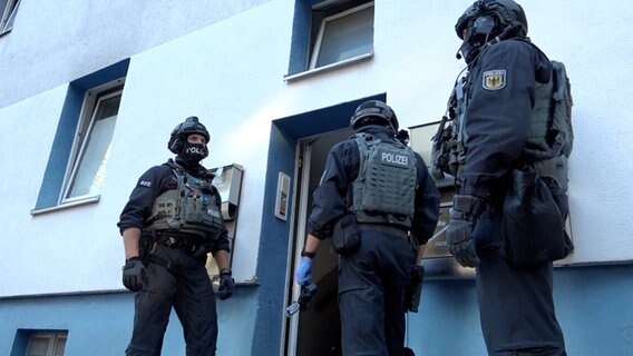 Polizisten bei einem internationalen Polizeieinsatz in Osnabrück © TV7NEWS 