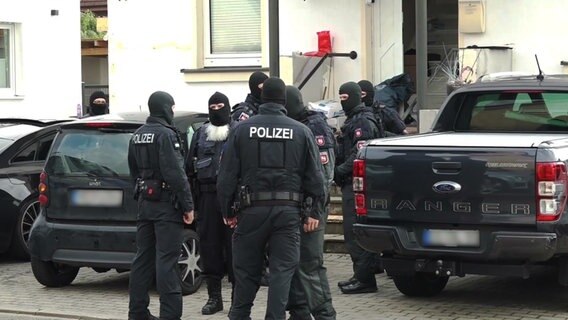 Maskierte Polizisten bei einer Razzia in Osnabrück © Nord-West-Media TV 