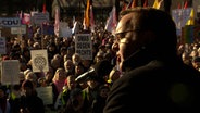 Boris Pistorius (SPD) hält bei einer Kundgebung gegen Rechtsextremismus in Osnabrück eine Rede. © NDR 