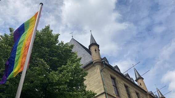 Eine Regenbogenflagge ist vor dem Osnabrücker Rathaus gehisst. © Stadt Osnabrück Foto: Silke Brickwedde