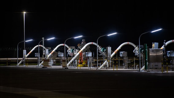 Rohrleitungen zu den unterirdischen Speichern sind auf dem Gelände des Erdgasspeichers Rehden zu sehen. © dpa Foto: Lino Mirgeler