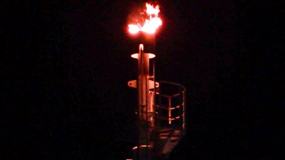 Eine hohe Flamme kommt aus einem Turm des Erdgasspeichers Rehden. © Nord-West-Media TV Foto: Nord-West-Media TV
