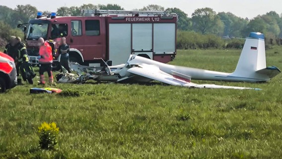 Ein abgestürztes Segelflugzeug und Rettungskräfte © Nord-West-Media TV 