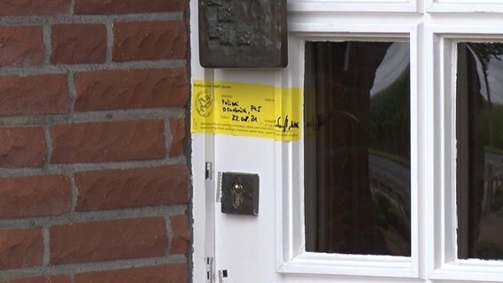 Die Wohnung einer getöteten 82-Jährigen ist von der Polizei versiegelt. © Nord-West-Media TV 