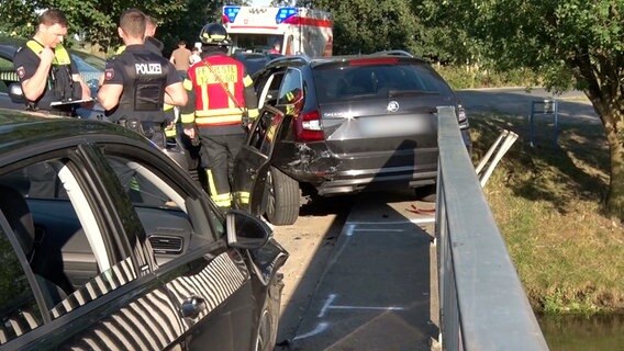 Drei PKW und Rettungswagen stehen nach einem Unfall auf einer Brücke über die Hase in Rieste. © Nord-West-Media TV 